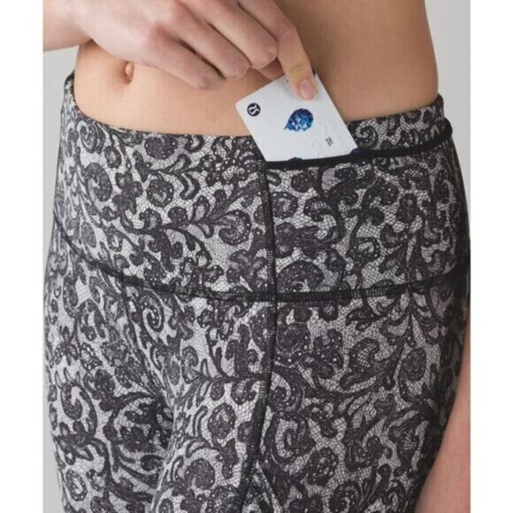 Lululemon Outrun 17" Crop Womens Size 4 Activewear Mini Cinder Lace White Black - Picture 2 of 13